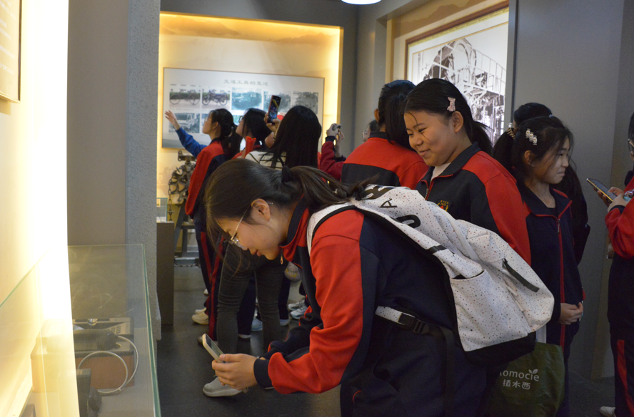 2024年3月31日雪宫中学师生到6966集团博物馆发展社会实际活动